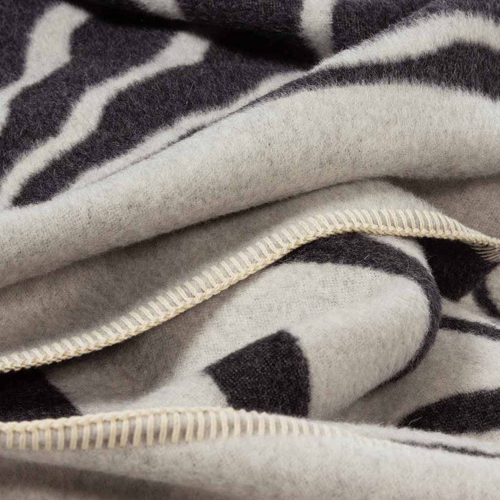 Dopamine Throw, Ivory/Black